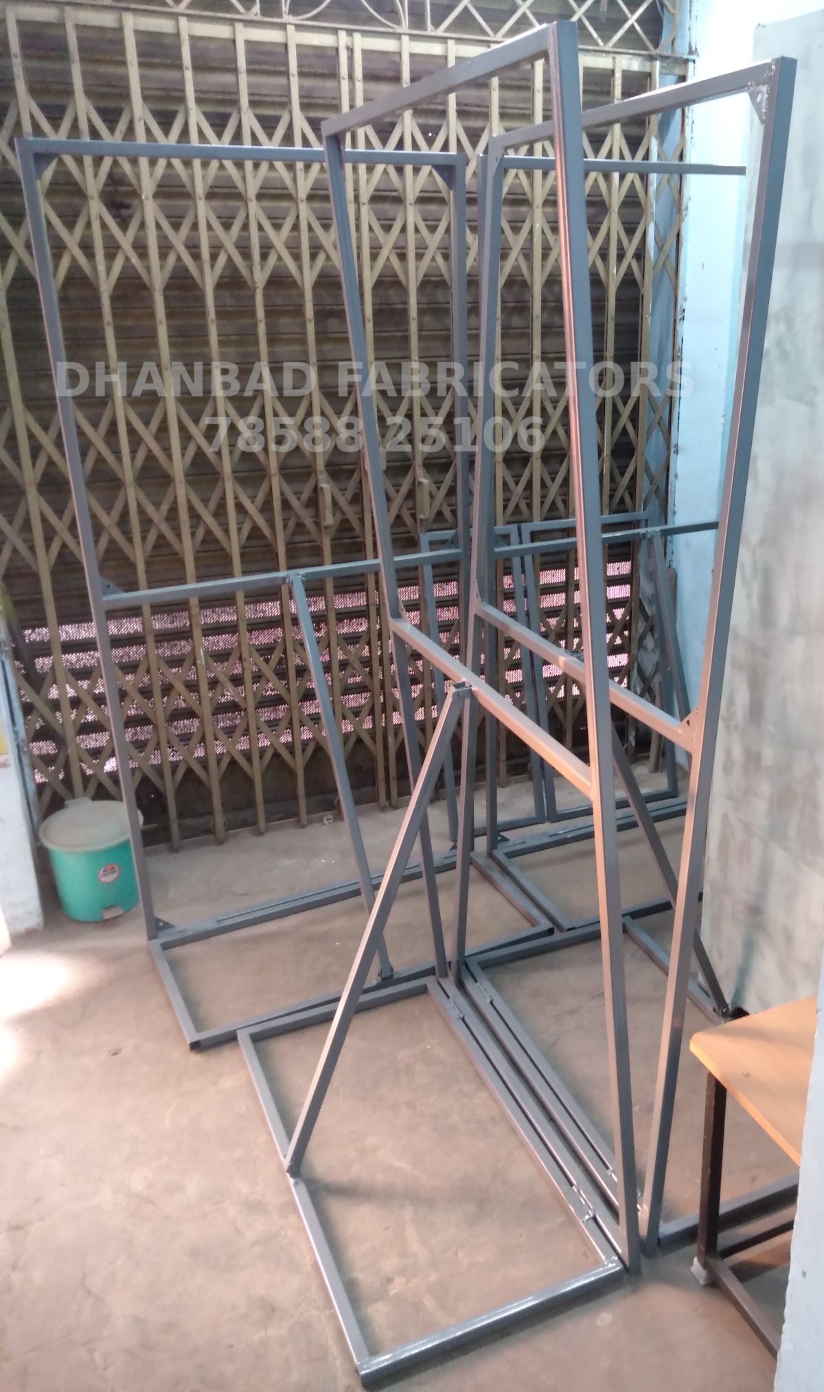 IRON STANDEE FRAME